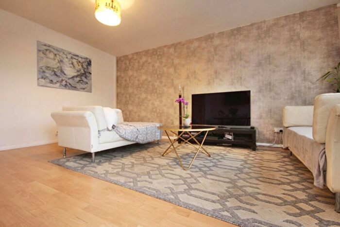 3 Bedroom Duplex For Sale In Lockton Close, Manchester, M1