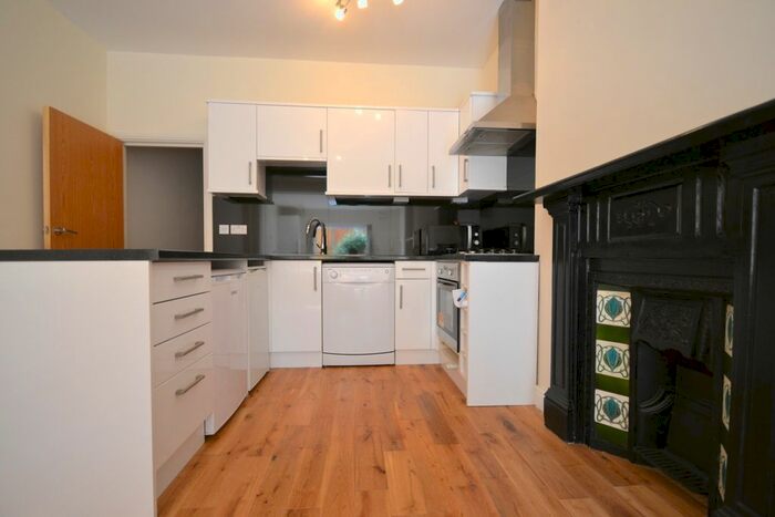 2 Bedroom Flat To Rent In Cavendish Road, Clapham, London, SW12