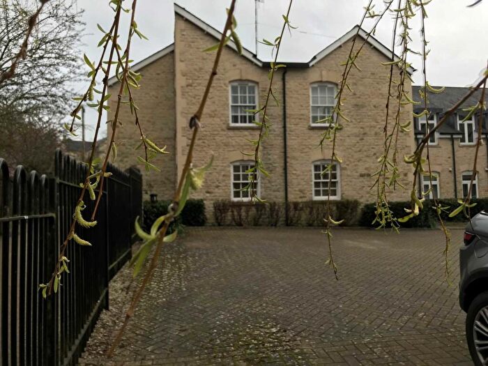 2 Bedroom Flat To Rent In Woodford Mill, Witney, OX28