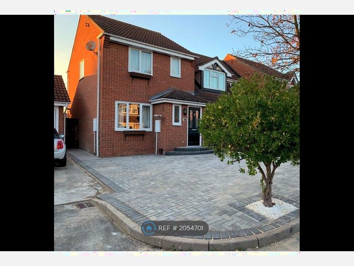 3 Bedroom Semi-Detached House To Rent In Knox Court, Wickford, SS12