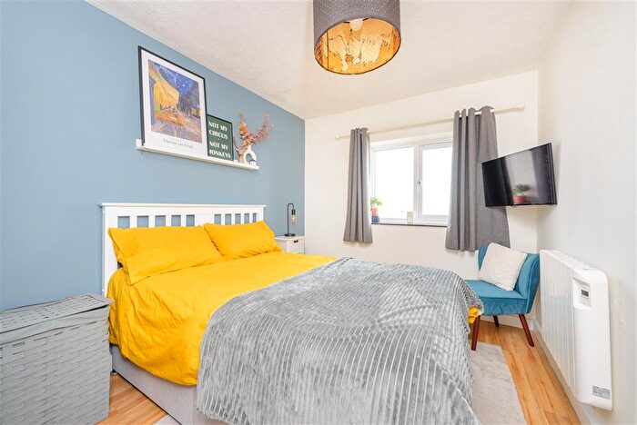 2 Bedroom Flat For Sale In West Street, Gravesend, Kent, DA11
