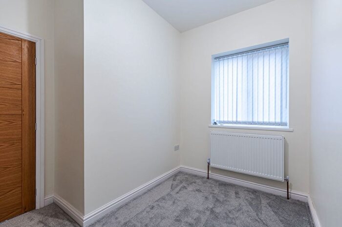 3 Bedroom End Of Terrace House For Sale In Dewsbury Gate Road, Dewsbury, WF13