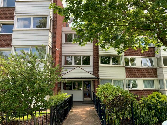 2 Bedroom Flat To Rent In Aston Court, Woodford Green, IG8
