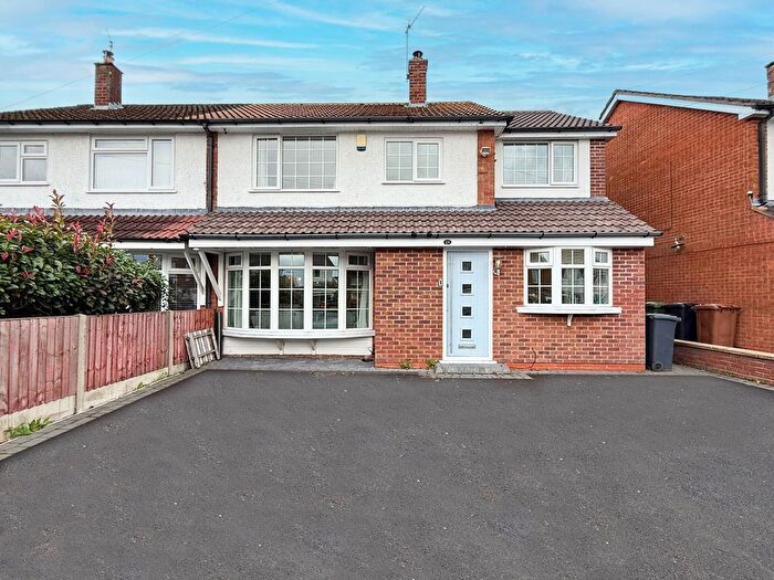4 Bedroom Semi-Detached House For Sale In Kingfield Road, Shirley, B90