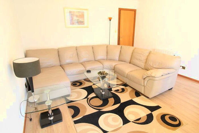 3 Bedroom Flat To Rent In Craigieburn Park, Top Floor, AB15