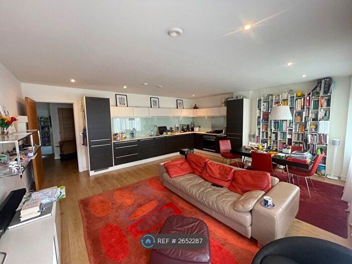 3 Bedroom Flat To Rent In Cube Apartments, London, SW11