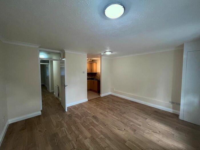 3 Bedroom Maisonette To Rent In Linden Avenue, Ruislip, Middlesex, HA4