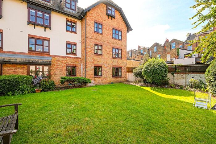 1 Bedroom Flat For Sale In Westleigh Court, Nightingale Lane, Wanstead, E11