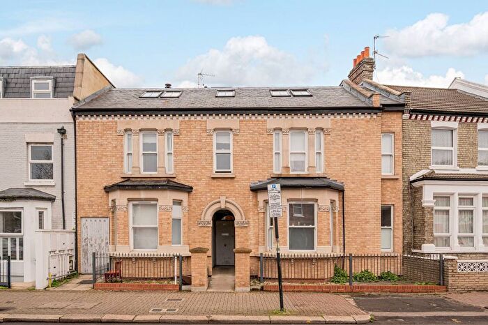 2 Bedroom Flat To Rent In Garratt Lane, Earlsfield, London, SW17