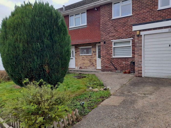 2 Bedroom Maisonette To Rent In Halpin Close, Reading, Berkshire, RG31