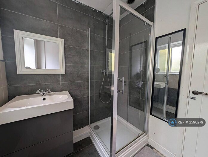 3 Bedroom Flat To Rent In Henleydale, Shirley, Solihull, B90
