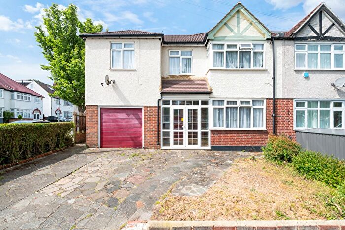 4 Bedroom Semi Detached House For Sale In Glenthorne Gardens, Sutton, SM3