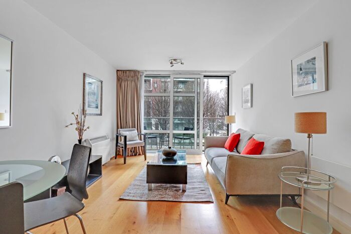 2 Bedroom Flat To Rent In Queenstown Road, London, SW11