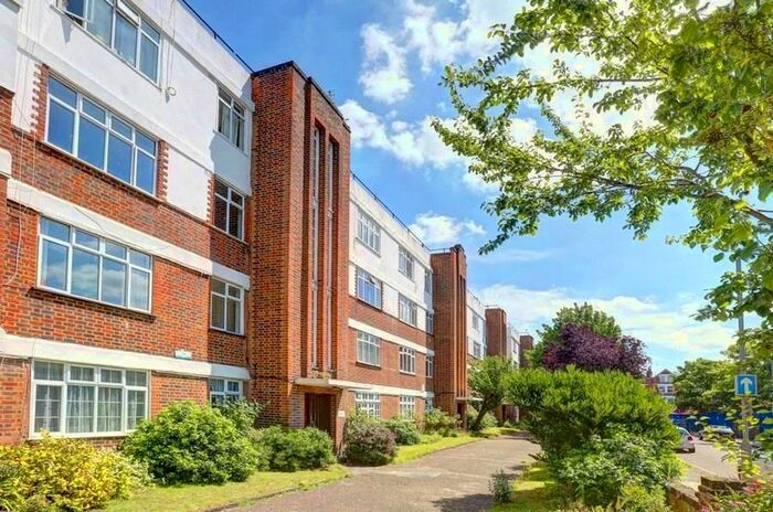 2 Bedroom Flat To Rent In Balham High Road, Balham, SW17