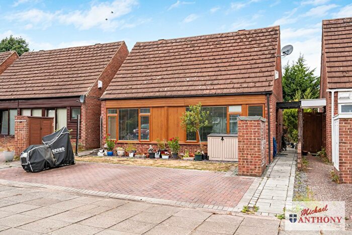 3 Bedroom Property For Sale In Butlers Grove, Great Linford, Milton Keynes, MK14