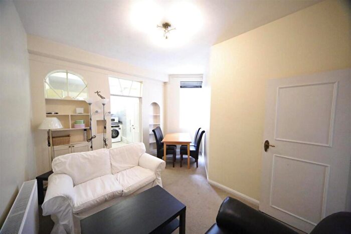 2 Bedroom Flat To Rent In Bell Street, Marylebone, London, NW1