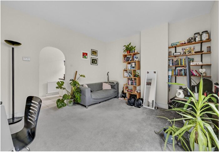 1 Bedroom Flat To Rent In Walm Lane, Willesden, NW2