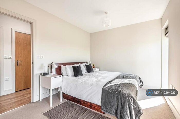 2 Bedroom Flat To Rent In Brockley Park, London, SE23