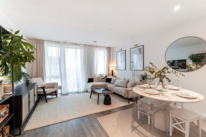 2 Bedroom Flat To Rent In Hanbury Road, Chiswick, W3