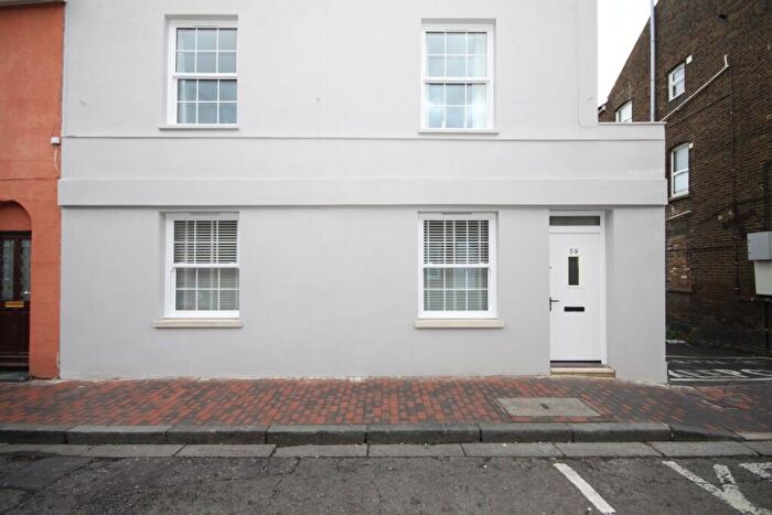 2 Bedroom Flat To Rent In East Street, Sittingbourne, Kent, ME10