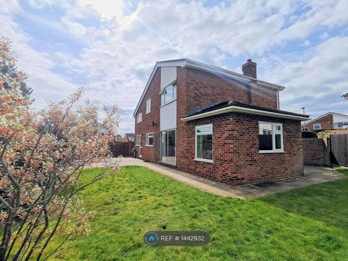 4 Bedroom Detached House To Rent In Lamorna Close, Orpington, BR6