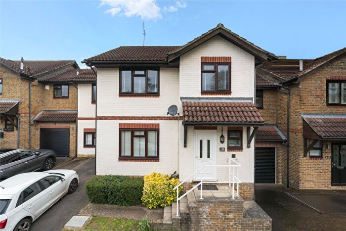 4 Bedroom Detached House For Sale In Vale Close, Weybridge, Surrey, KT13