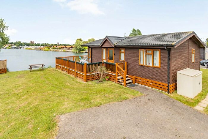 2 Bedroom Park Home For Sale In Sleaford Road, Tattershall, Lincoln, LN4