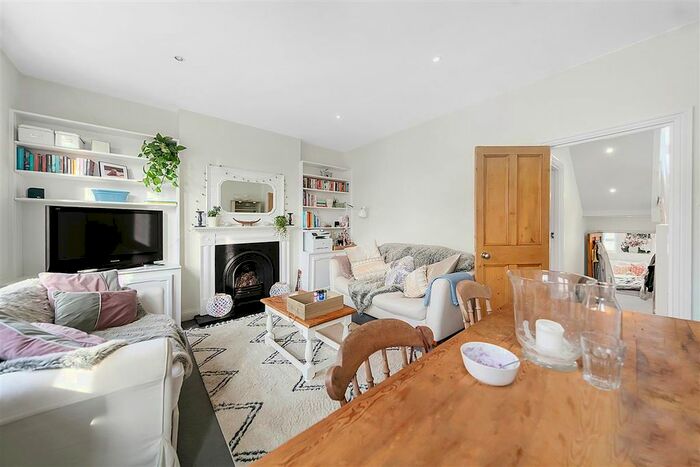 3 Bedroom Flat To Rent In Waldemar Avenue, London SW6