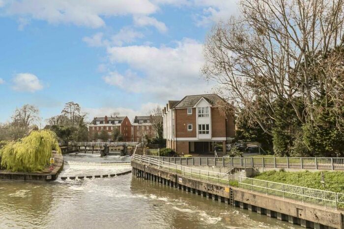 2 Bedroom Flat To Rent In Hampton Court Way, East Molesey, KT8