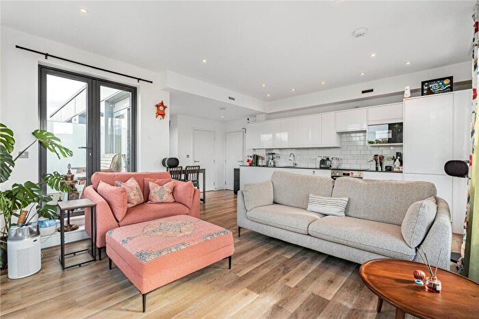 3 Bedroom Penthouse For Sale In Pemberton Place, London, E8