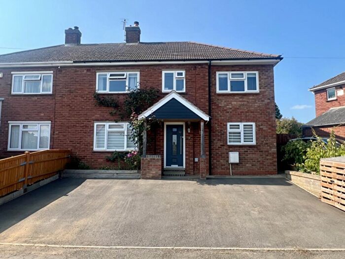 4 Bedroom Semi-Detached House For Sale In Elizabeth Road, The Headlands, NN11