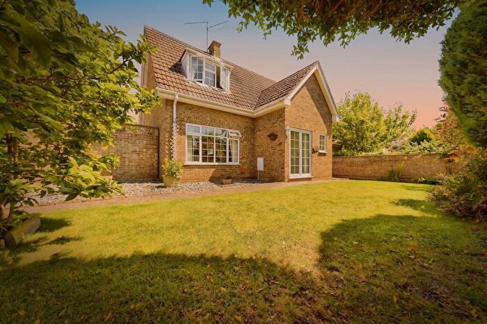 4 Bedroom Chalet For Sale In The Paddock, Woodnewton, Peterborough, PE8