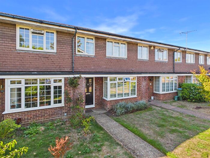 3 Bedroom House For Sale In Trenchard Close, Hersham, Walton-On-Thames, KT12