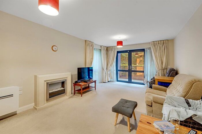 2 Bedroom Flat For Sale In Alderton Hill, Loughton, IG10