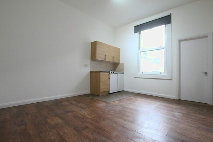 Studio To Rent In Cazenove Road, London, N16