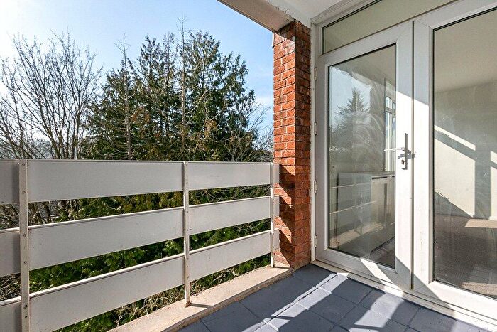 2 Bedroom Apartment For Sale In The Pines, Purley, Surrey, CR8