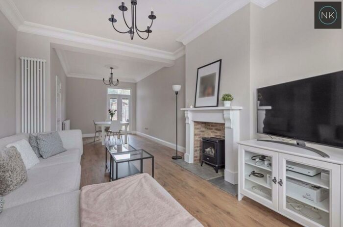 3 Bedroom Semi-Detached House To Rent In Buckingham Road South Woodford, E18