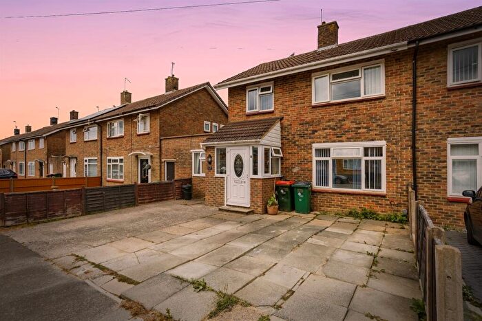 5 Bedroom Semi-Detached House For Sale In Oxford Road, Crawley, RH10