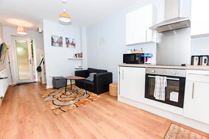 1 Bedroom Semi-Detached House To Rent In Aylesbury Close Annexe, Salford, M5