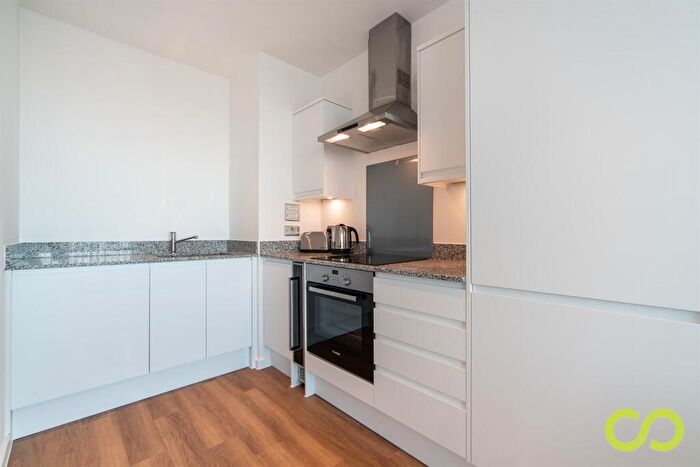Flat To Rent In Ilford Hill, Ilford, IG1