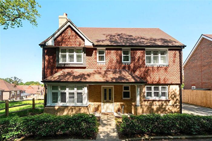 4 Bedroom Detached House For Sale In Claremont Close, Leatherhead, KT22