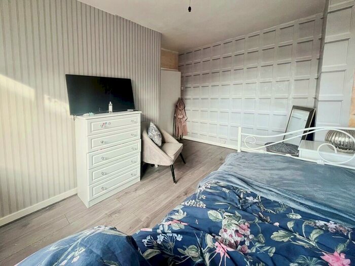 3 Bedroom End Of Terrace House For Sale In Leighton Close, Great Barr, B43