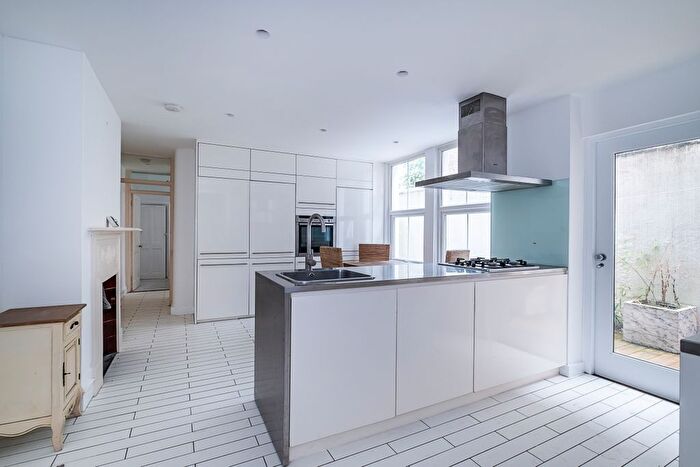 3 Bedroom Flat To Rent In Latchmere Road, London, SW11