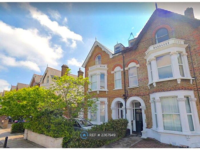 2 Bedroom Flat To Rent In Queens Road, London, SW19