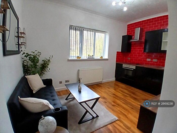 2 Bedroom Flat To Rent In Polygon Road, Manchester, M8