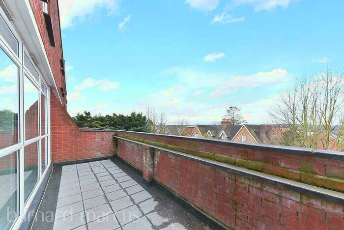 2 Bedroom Flat To Rent In Forest Court, Holden Avenue, Woodside Park, N12