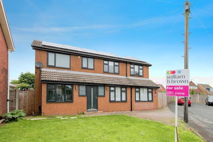 3 Bedroom Detached House For Sale In Hillcrest Close, Castleford, WF10