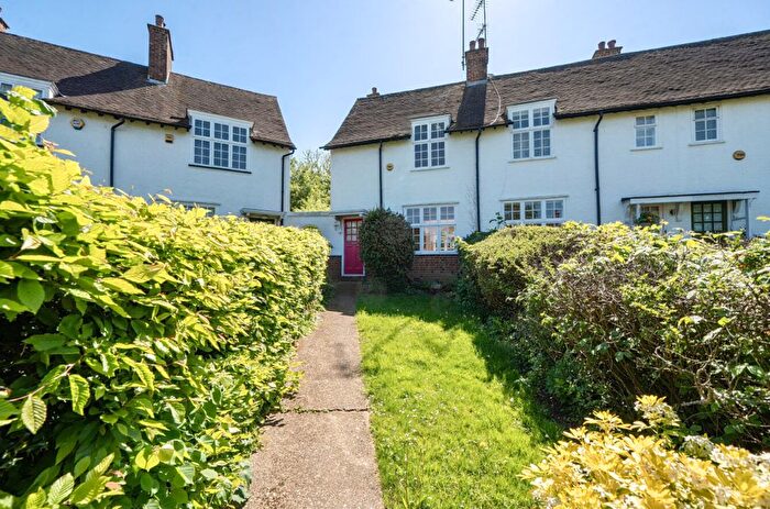 2 Bedroom End Of Terrace House For Sale In Fowlers Walk, Ealing, W5