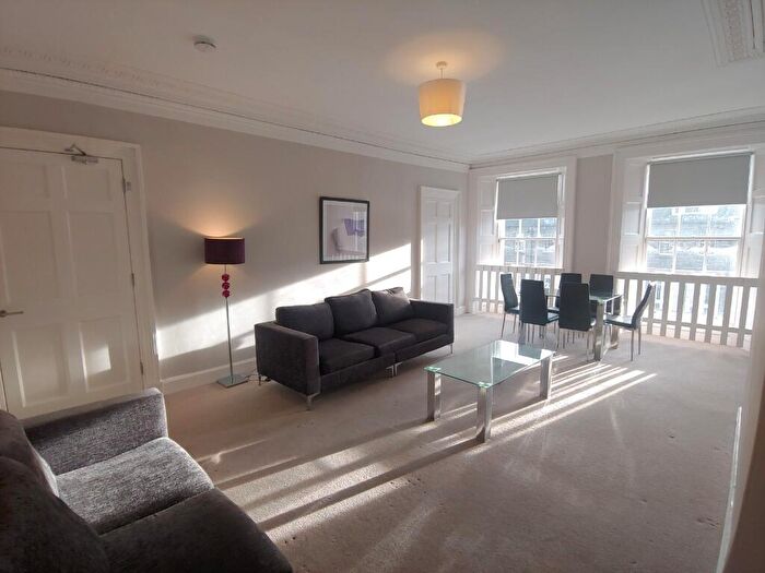 3 Bedroom Flat To Rent In George Street, Edinburgh, EH2