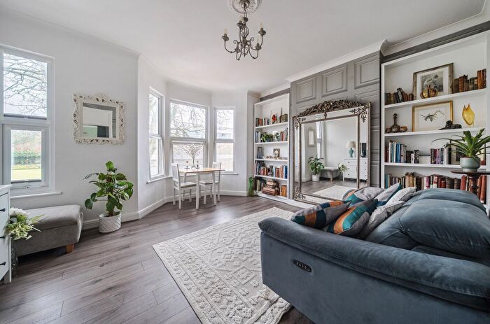 2 Bedroom Flat For Sale In Tunbridge Road, Southend-On-Sea, Essex, SS2